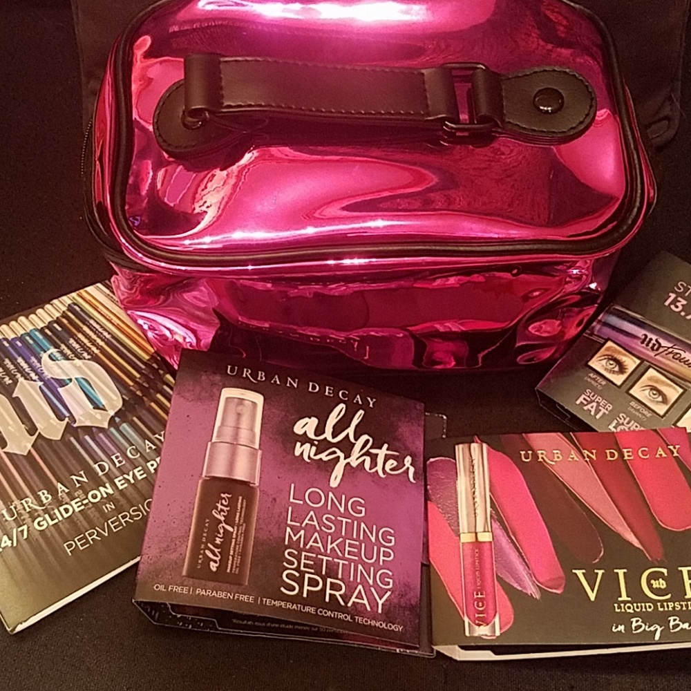 Urban Decay Deluxe Samples with collapsible case.